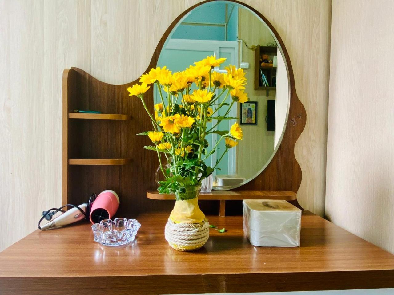 Cozy Homestay With Large Bed, Private Bathroom, Large Balcony Hanoi Exteriör bild