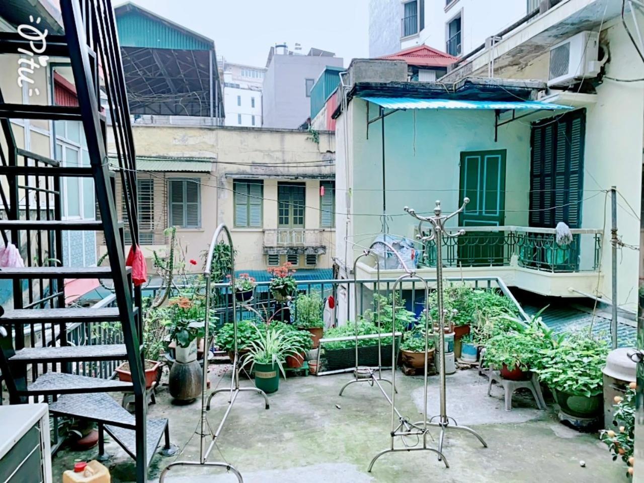 Cozy Homestay With Large Bed, Private Bathroom, Large Balcony Hanoi Exteriör bild