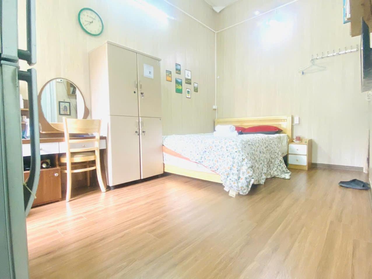 Cozy Homestay With Large Bed, Private Bathroom, Large Balcony Hanoi Exteriör bild
